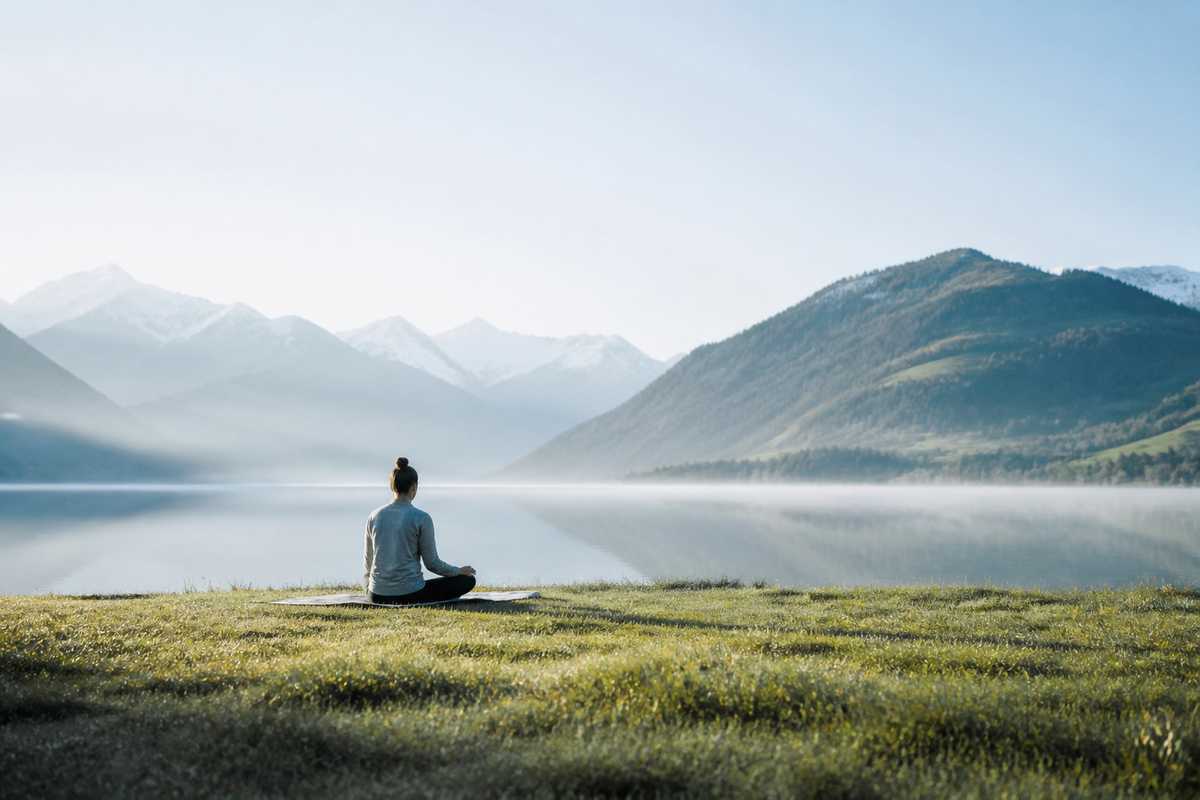 Personne en meditation developpant son autodiscipline dans un cadre paisible