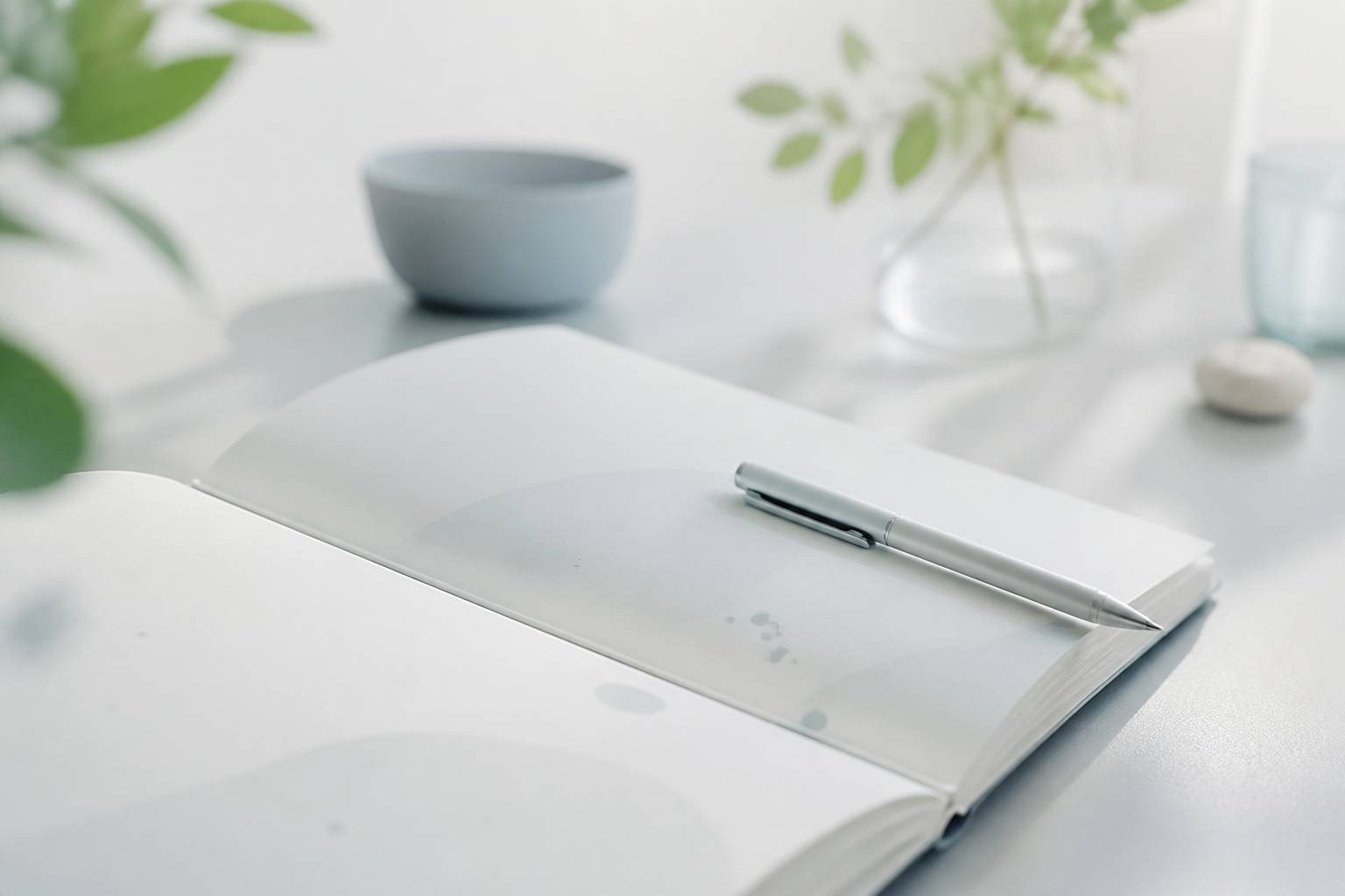 Un seul carnet ouvert avec un stylo, symbole de concentration sur une tache