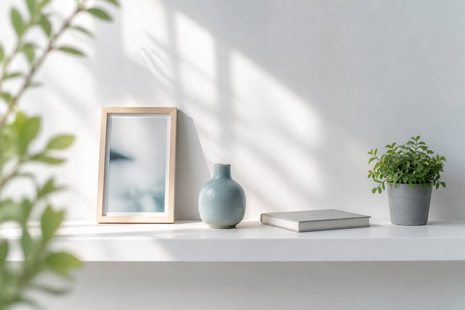 Quelques objets souvenirs choisis poses sur une etagere avec un cadre photo