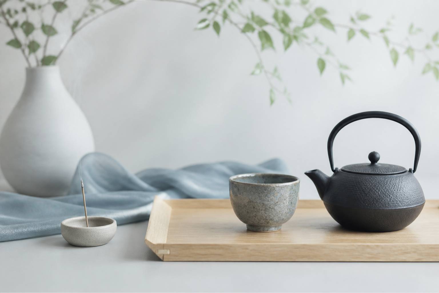 Coin the avec bouilloire en fonte, tasse et coupelle a encens