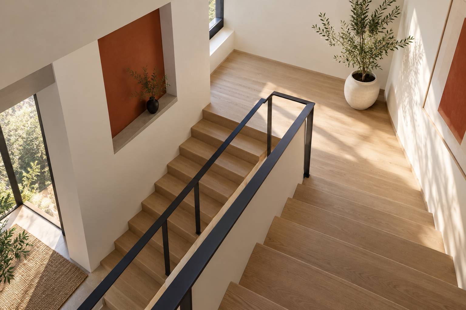 Escalier en bois clair eclaire par une fenetre haute avec plante verte